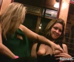 tesão meninas naughty piscando seus peitos lindos em público