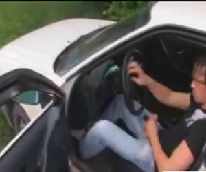 в машине он отпустил его жесткой петух минет подросток девушка, а затем он ее лысая мокрая киска в автомобиль трахает.