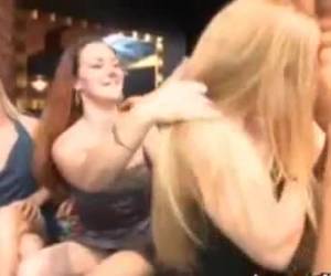 una stripper y un montón de chicas cachondas