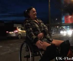 marota sexy em uma cadeira de rodas nua