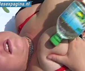 porr video lady åtnjuter vattenflaska i hennes fitta