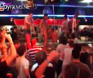 en gay strippklubb urartat till gay orgie