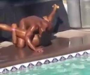 Muskuløs negro har røv sex på pool part