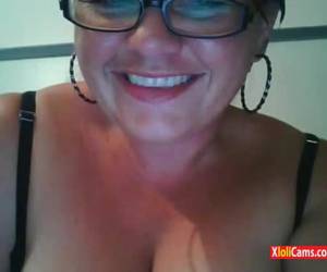 Professora coroa na webcam se masturbando