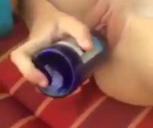 один из непослушные девочки останавливает бутылку в ее лысая мокрая киска и masturbate.one непослушные девочки мастурбируют whiteh бутылку