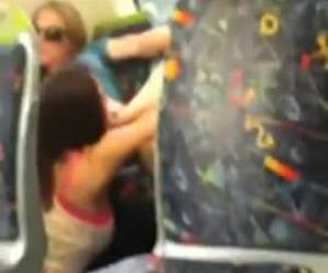 lesbiënnes muda tertangkap selama berdiri basah di kereta api