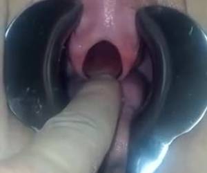 uma pinça pato abre sua buceta enquanto um bocal em sua uretra é
