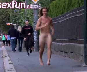 nahý muž zdobí ženy mimo na stass