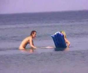 эти роговые sluts не имеют, что она тайно записаны от пляжа. девушки красивые и голые, играя в воде и насладиться прекрасной погодой.
