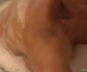 Grabo a mamá en el cuarto de baño