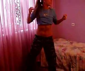 jeune fille effectue une danse pour la webcam