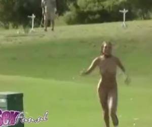 Nøgen kvinde på golfbanen