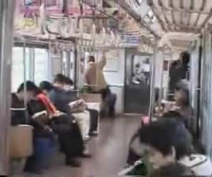 Asiática exhibicionista en el metro haciendo una mamada