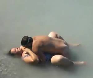 Pillados teniendo sexo en el agua